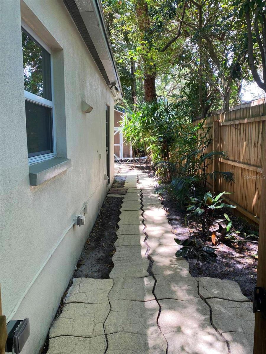 Listing photo id 17 for 3215 Villa Rosa Street