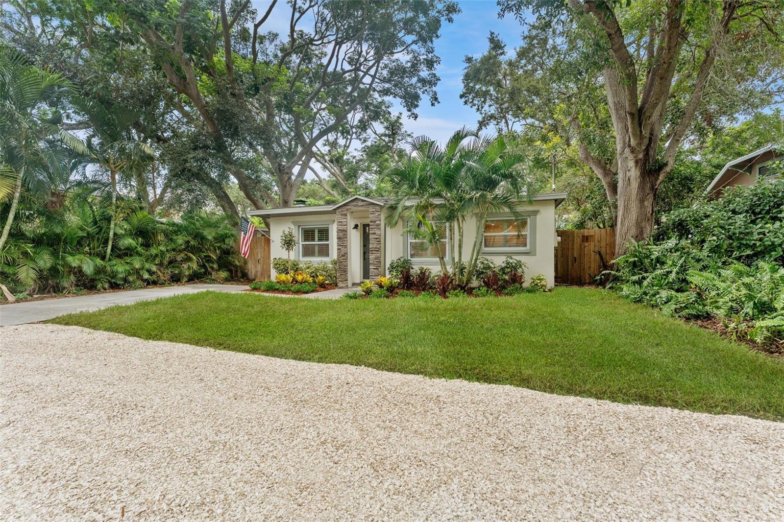 Listing photo id 0 for 3215 Villa Rosa Street