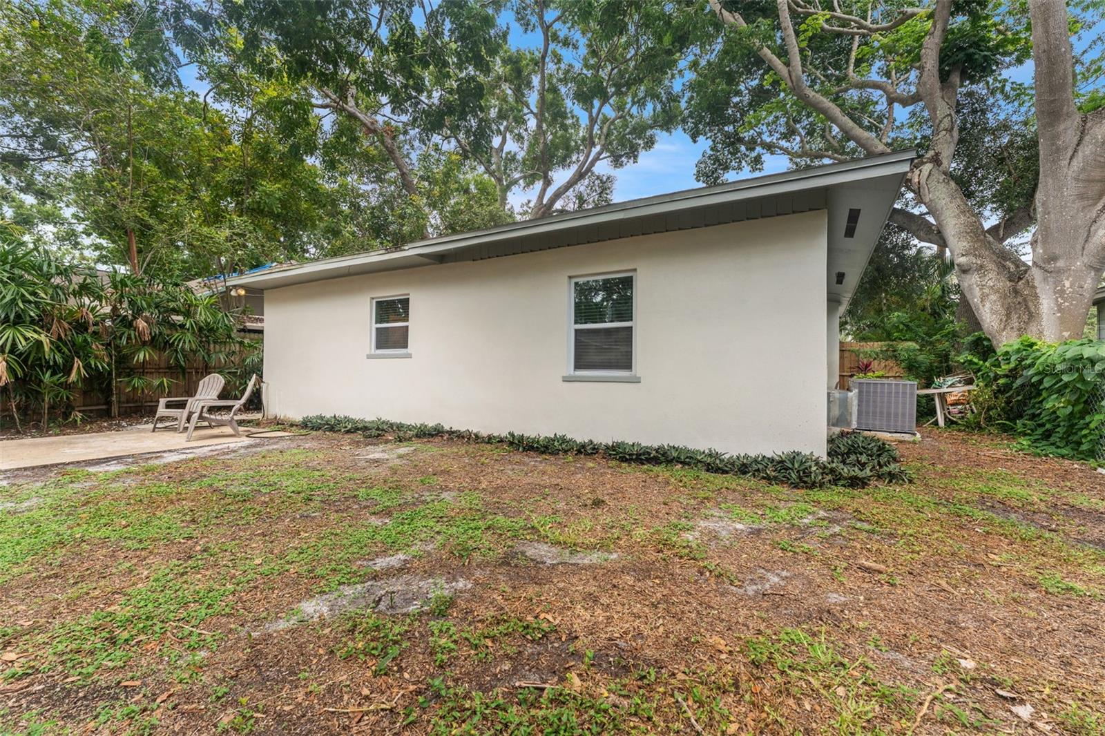 Listing photo id 18 for 3215 Villa Rosa Street