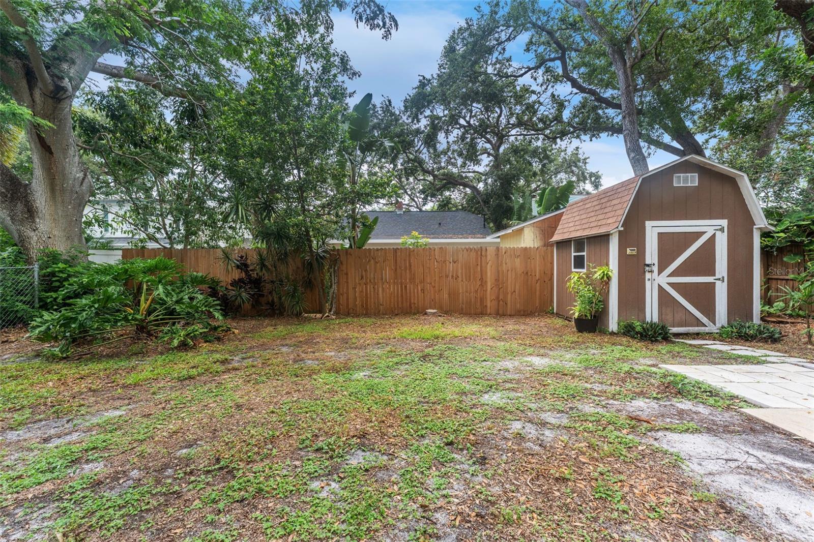 Listing photo id 20 for 3215 Villa Rosa Street