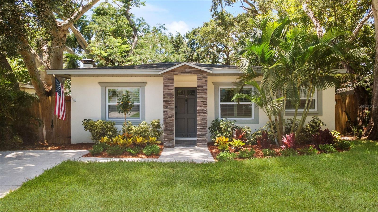 Listing photo id 25 for 3215 Villa Rosa Street