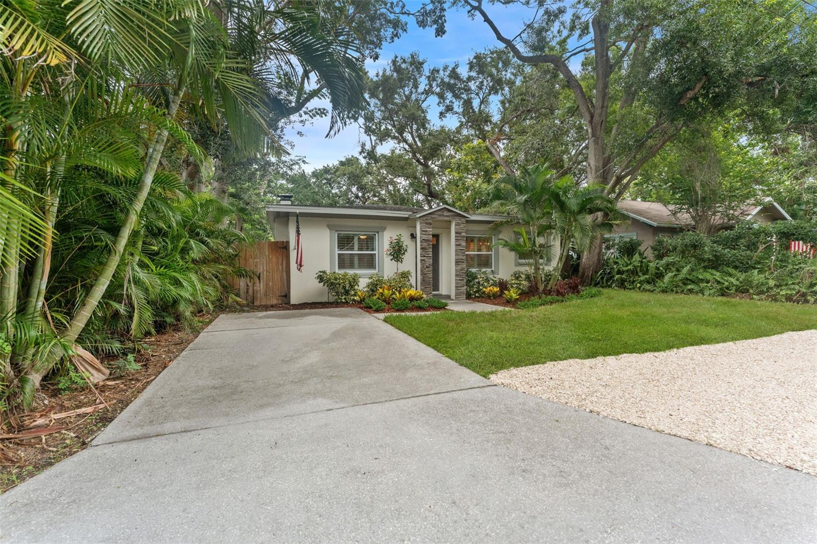 Listing photo id 1 for 3215 Villa Rosa Street
