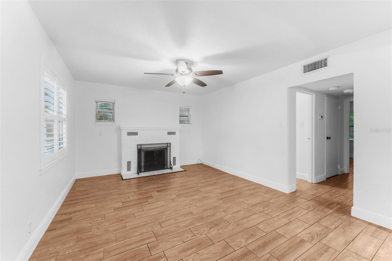 Listing photo id 2 for 3215 Villa Rosa Street