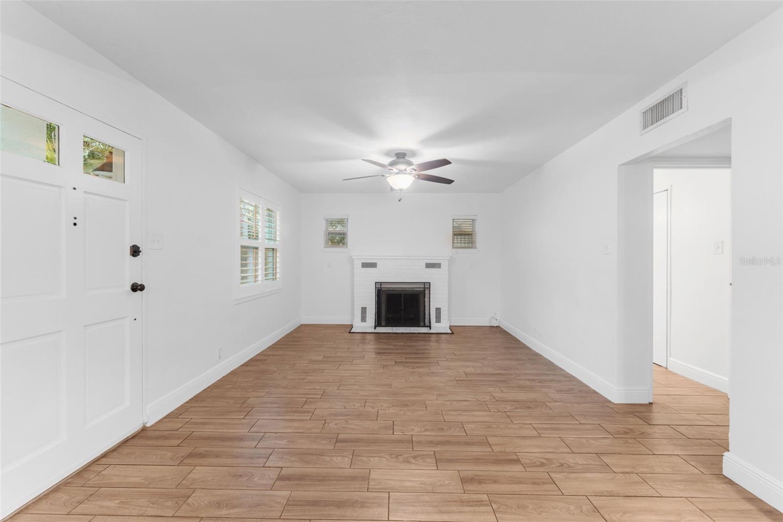 Listing photo id 3 for 3215 Villa Rosa Street