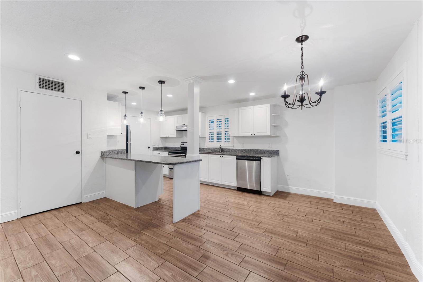 Listing photo id 5 for 3215 Villa Rosa Street