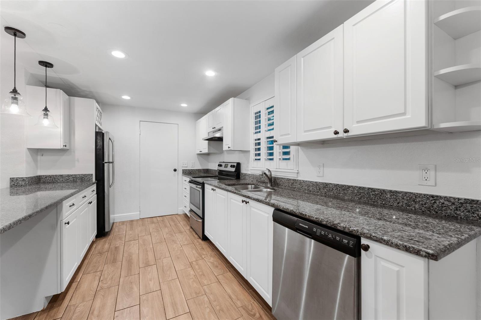 Listing photo id 6 for 3215 Villa Rosa Street