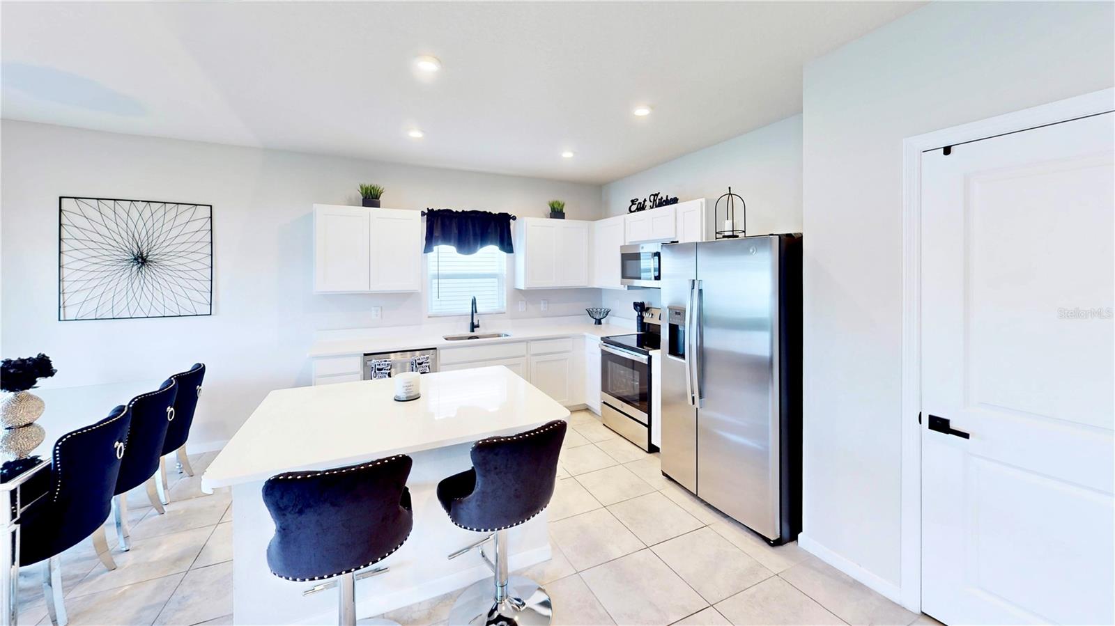 Listing photo id 3 for 191 Brofield Street