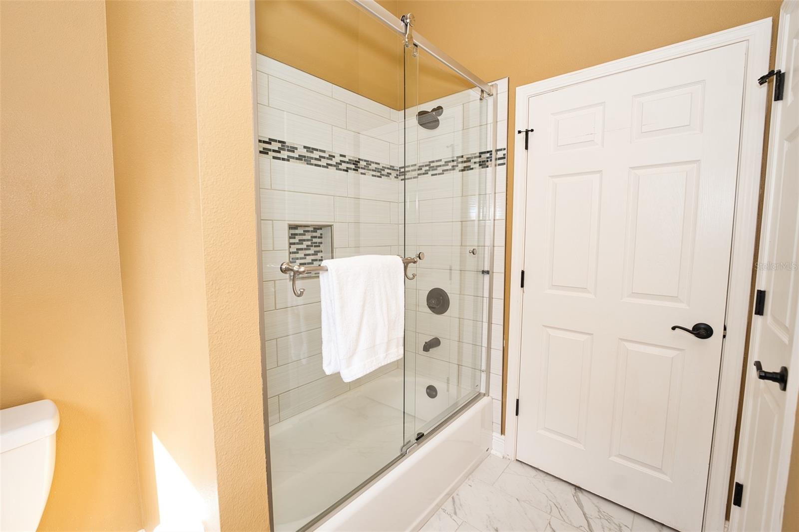 Listing photo id 21 for 10513 Palm Cove Avenue