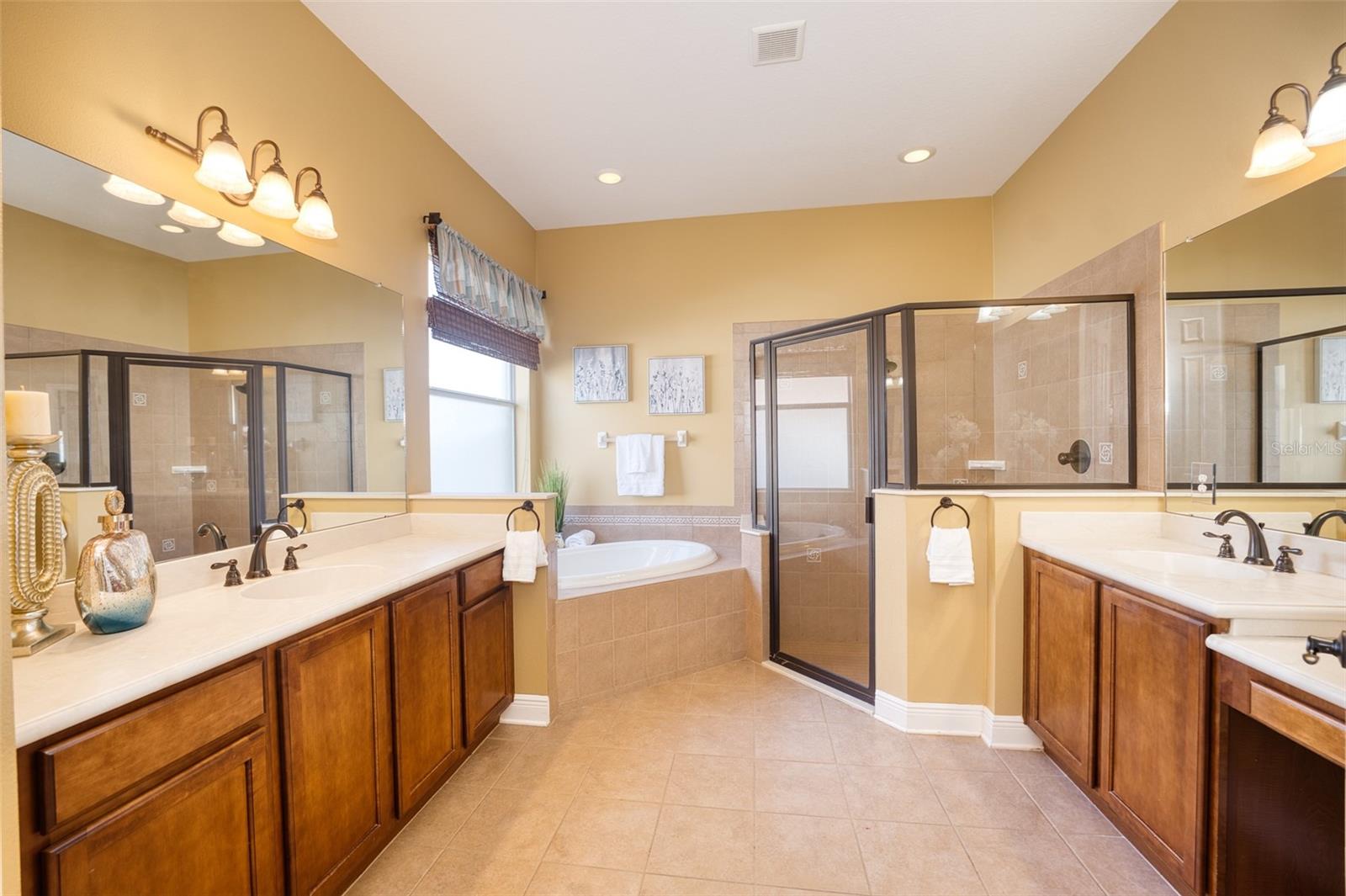 Listing photo id 28 for 10513 Palm Cove Avenue