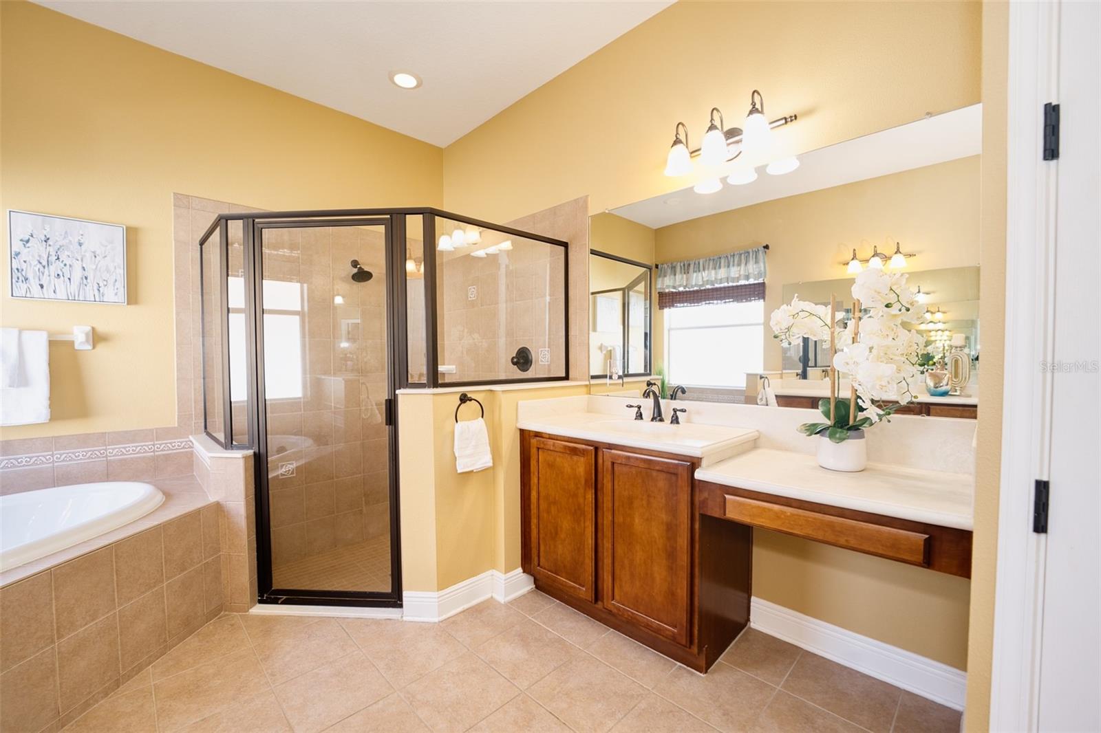 Listing photo id 30 for 10513 Palm Cove Avenue