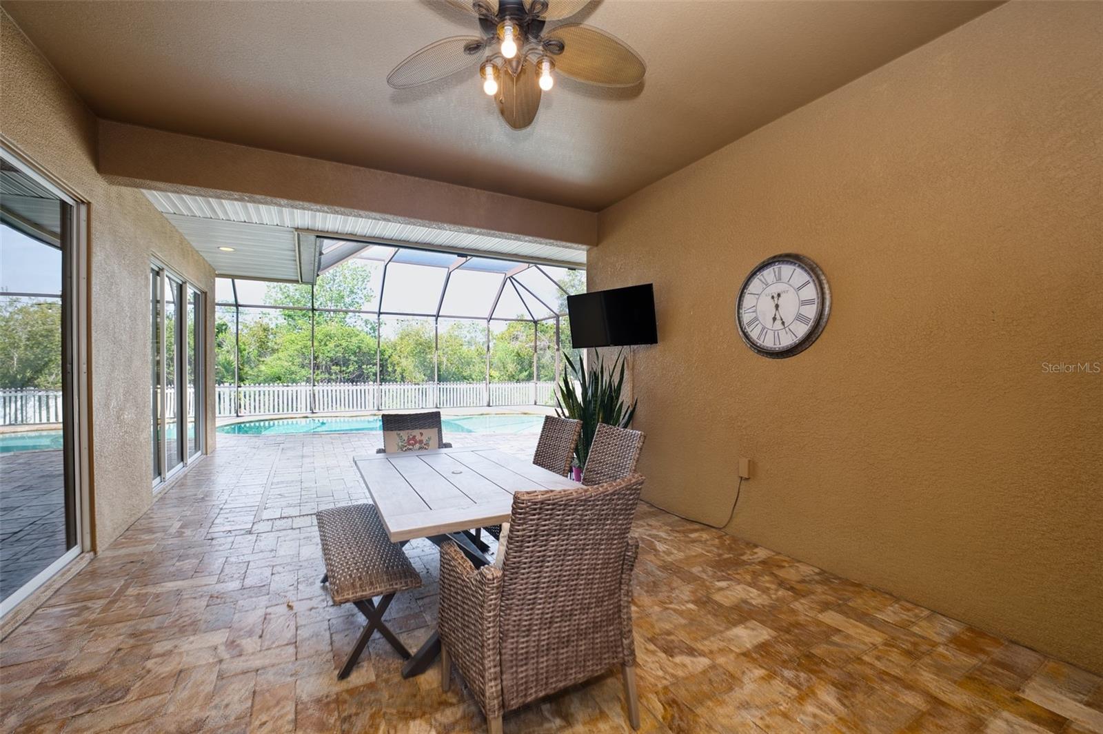 Listing photo id 47 for 10513 Palm Cove Avenue