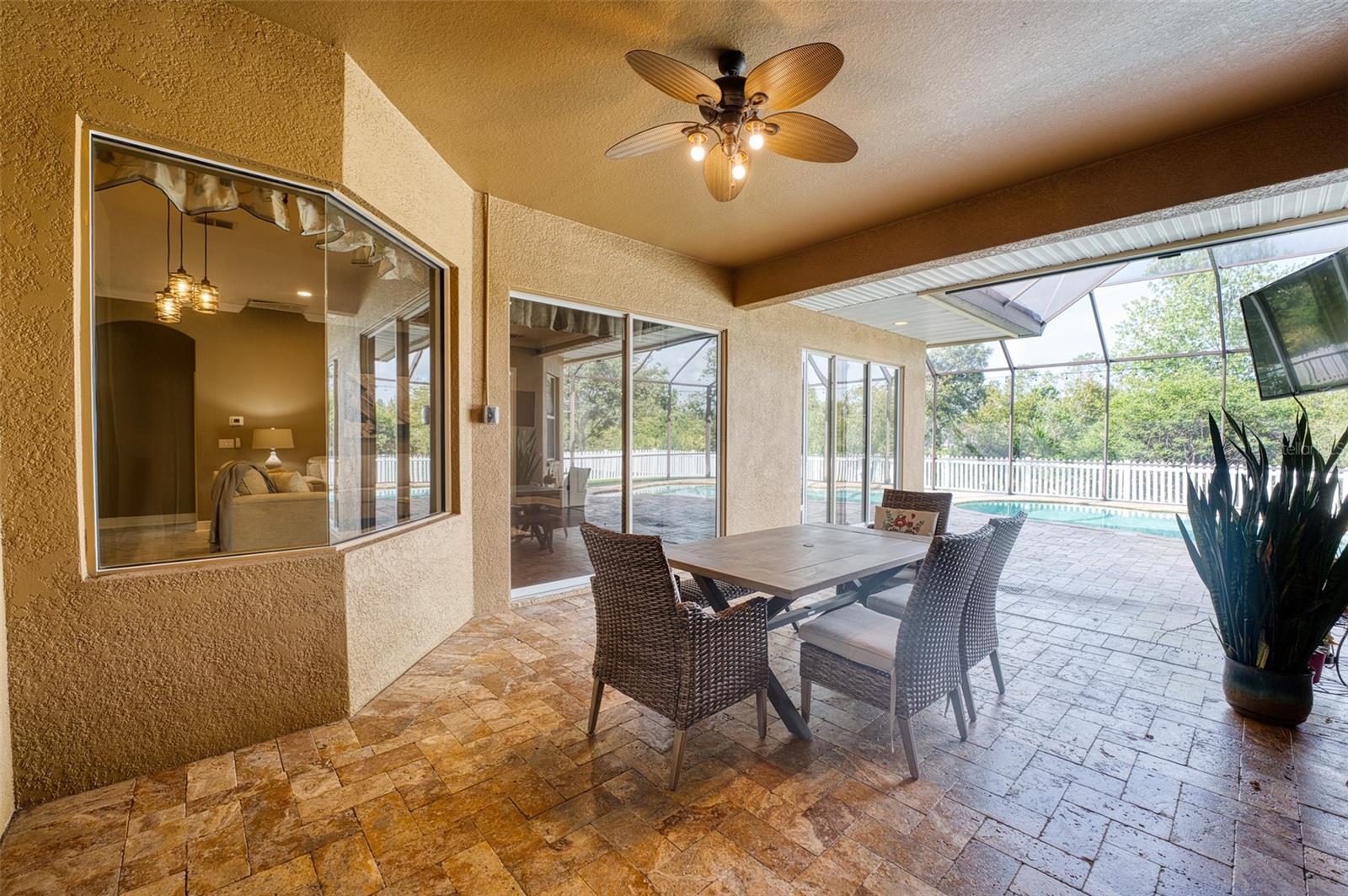 Listing photo id 48 for 10513 Palm Cove Avenue