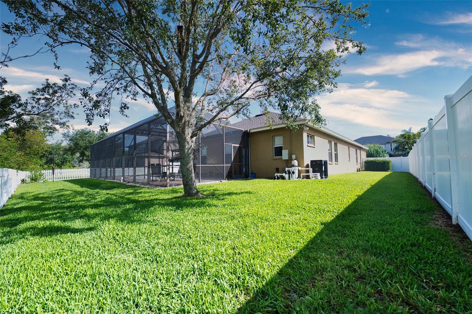 Listing photo id 55 for 10513 Palm Cove Avenue