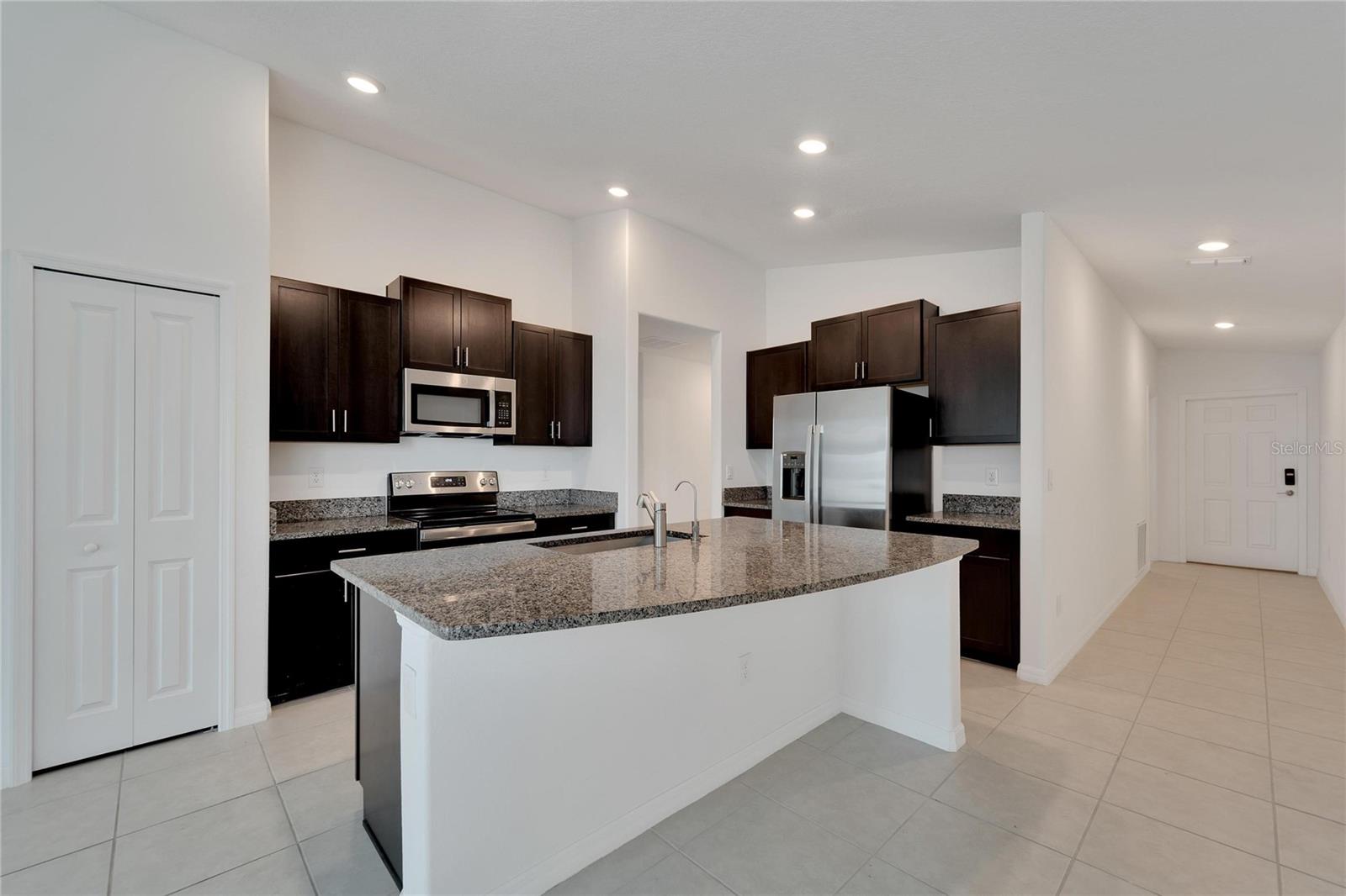 Listing photo id 3 for 3186 Oyster Cove Street