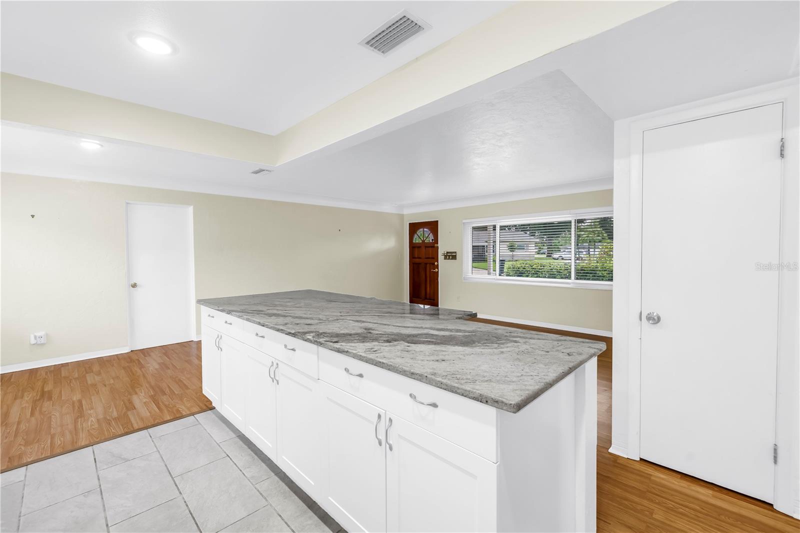 Listing photo id 8 for 6195 28th Avenue N