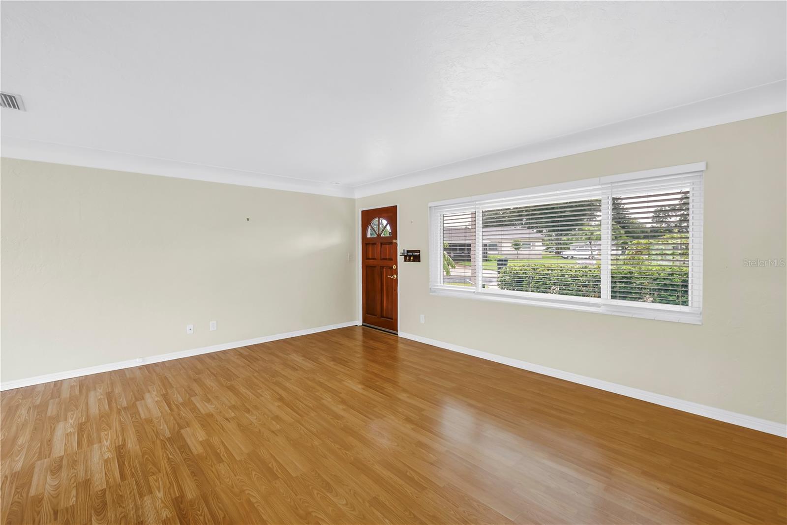 Listing photo id 10 for 6195 28th Avenue N