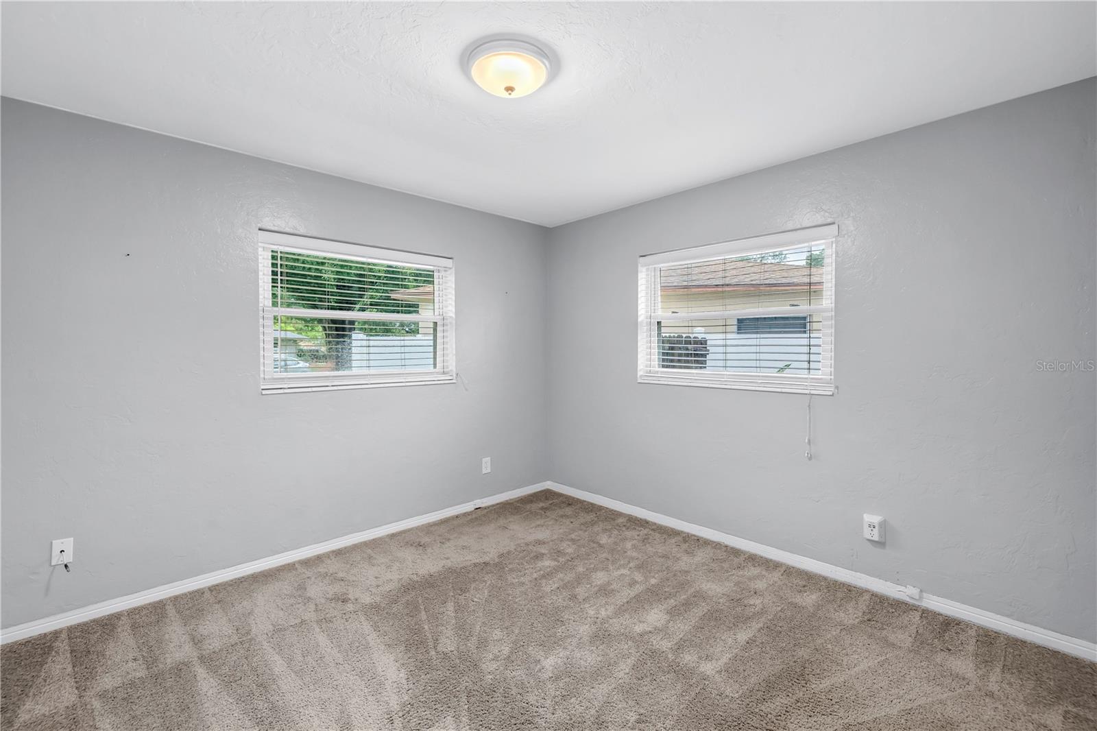 Listing photo id 13 for 6195 28th Avenue N
