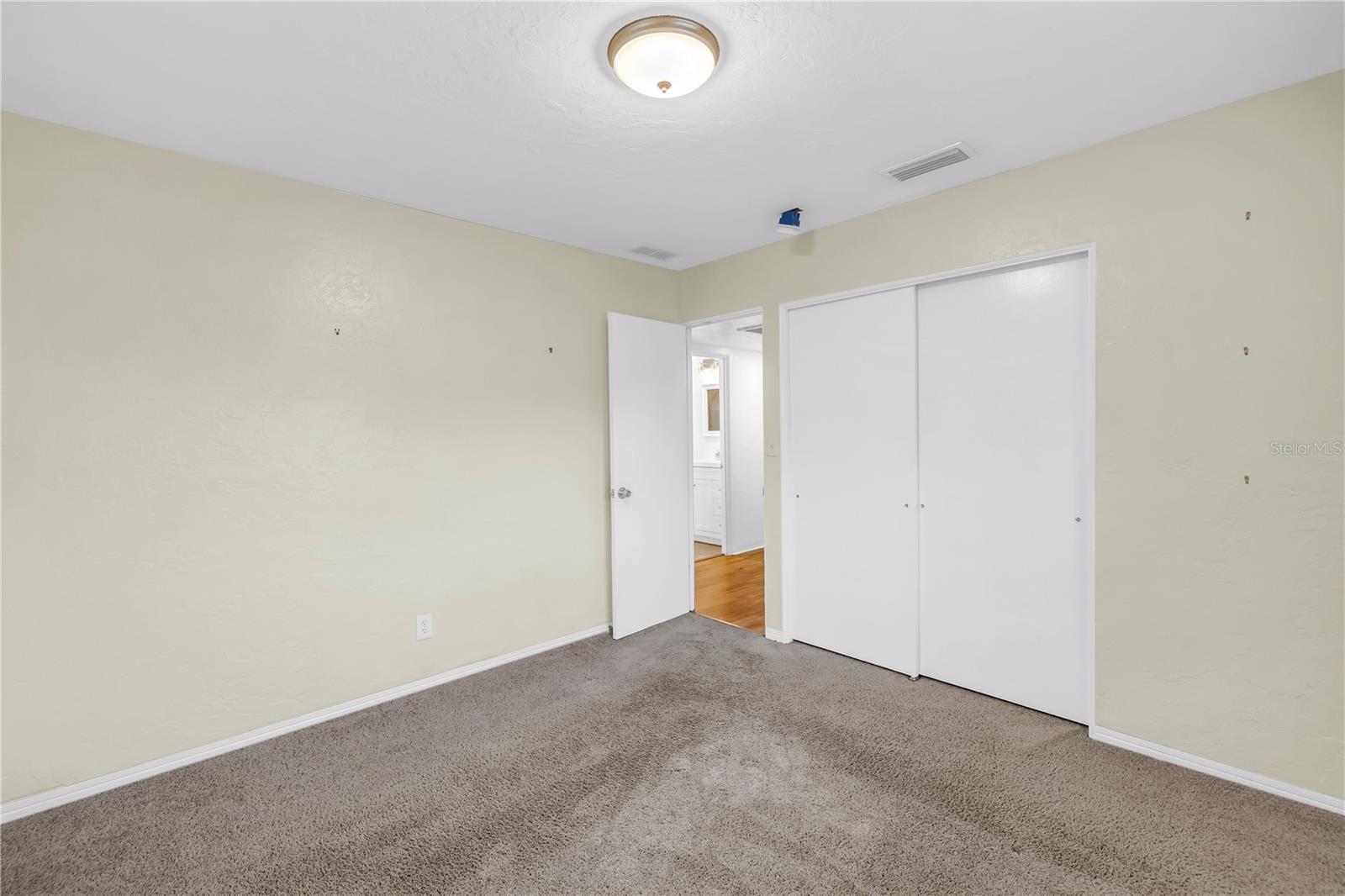 Listing photo id 15 for 6195 28th Avenue N