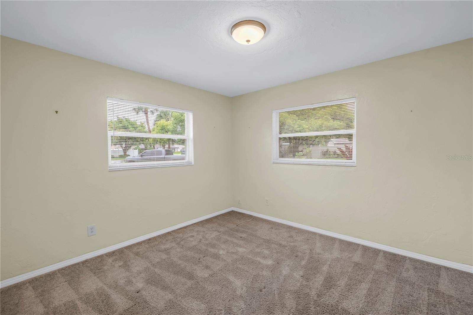 Listing photo id 16 for 6195 28th Avenue N
