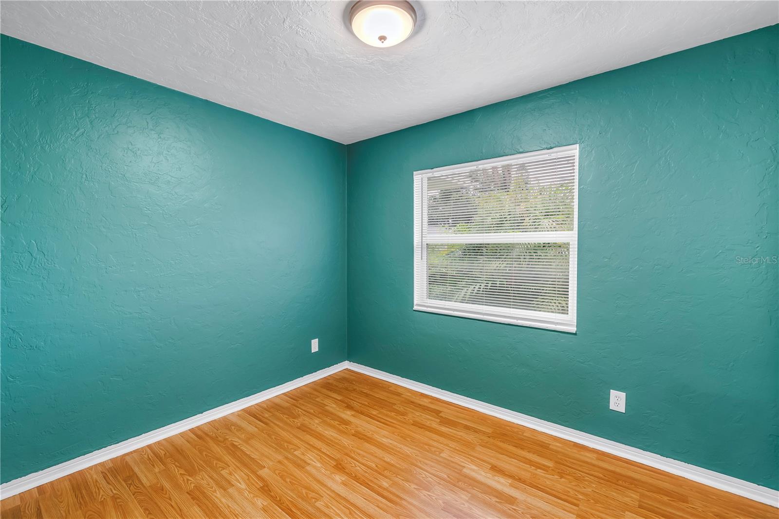 Listing photo id 18 for 6195 28th Avenue N