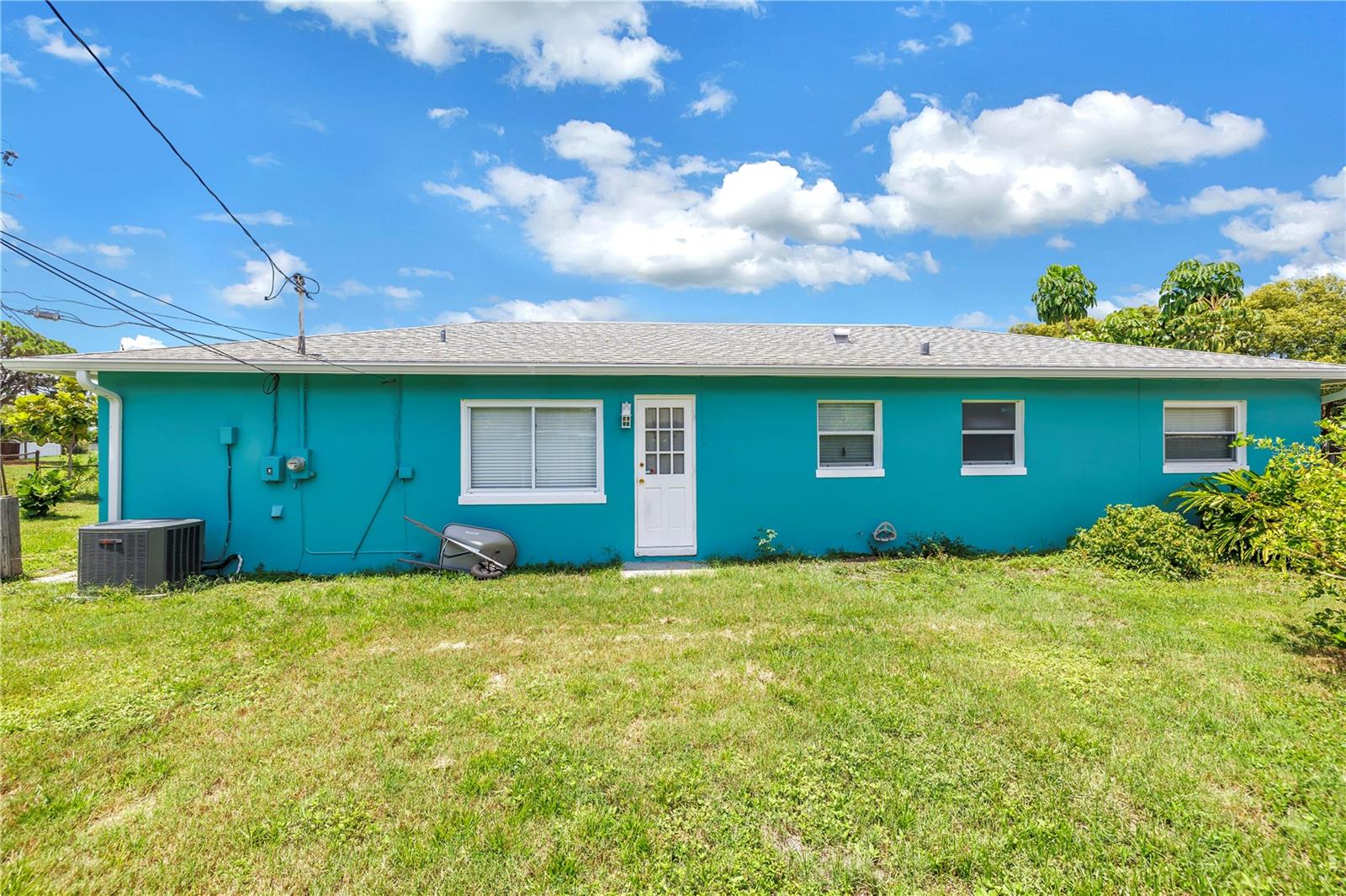 Listing photo id 19 for 6195 28th Avenue N