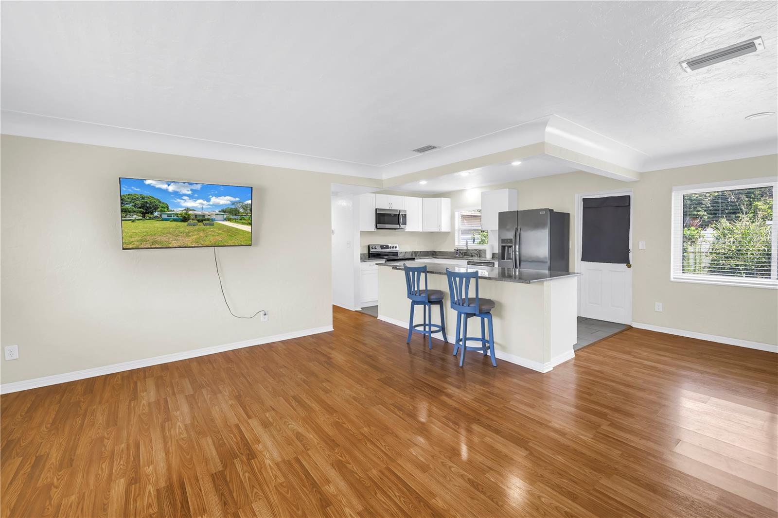 Listing photo id 2 for 6195 28th Avenue N
