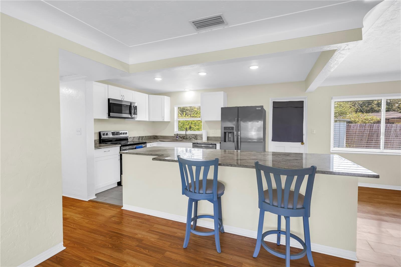 Listing photo id 3 for 6195 28th Avenue N