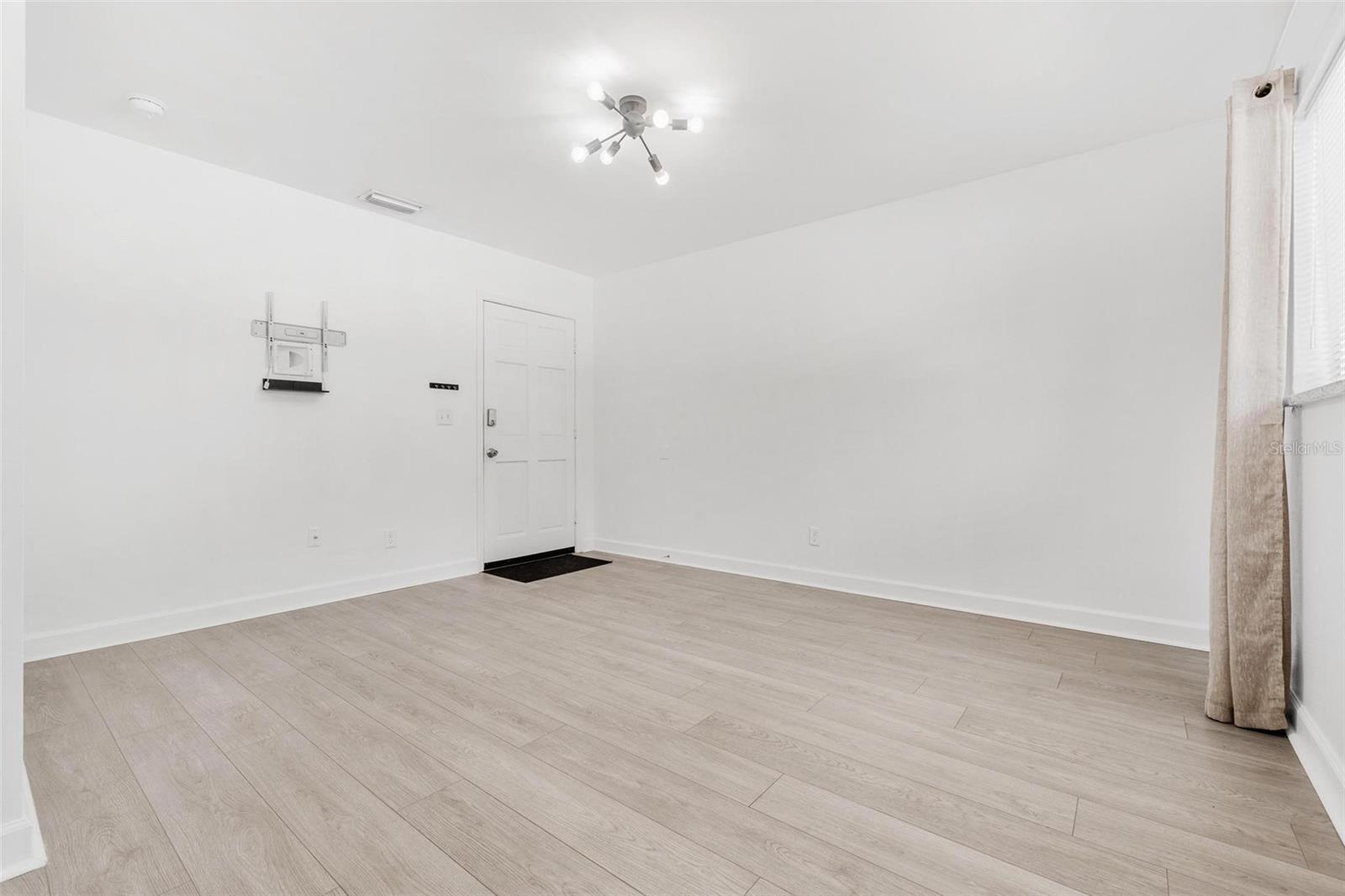 Image 12 of 15 For 3206 Azeele Street 120