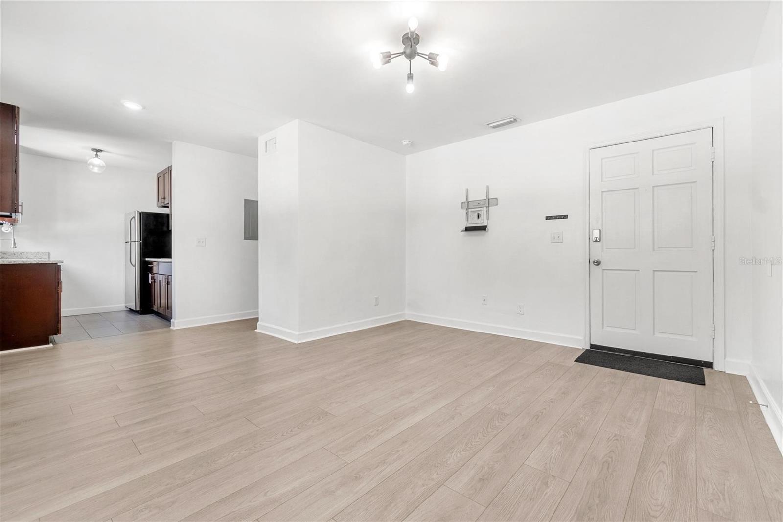 Image 5 of 15 For 3206 Azeele Street 120