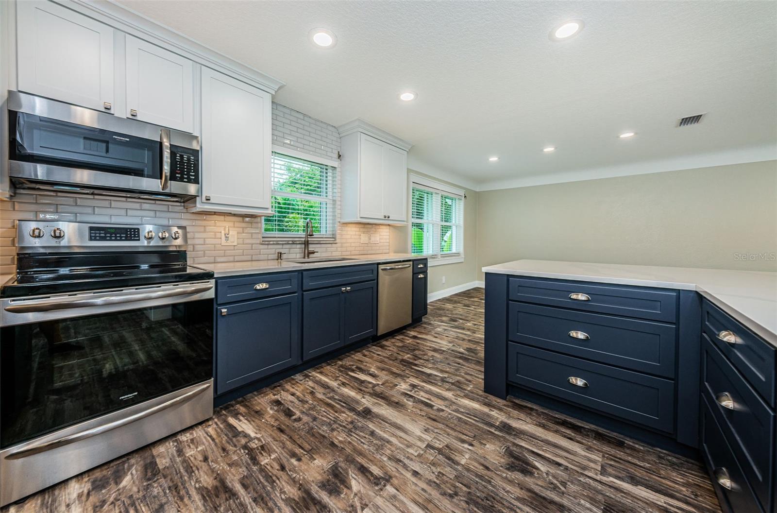 Image 23 of 56 For 13548 Bellewood Avenue