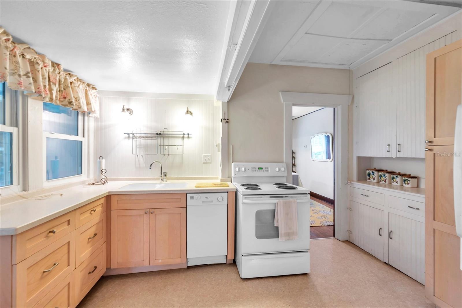 Image 13 of 28 For 2502 York Street S