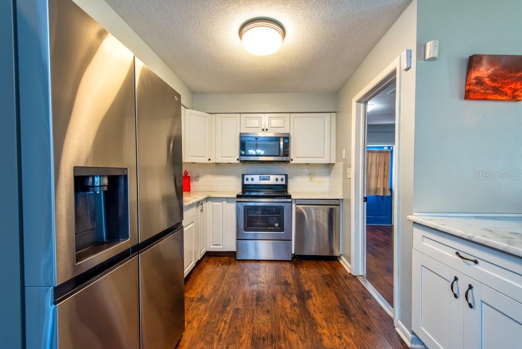 Listing photo id 10 for 11398 88th Avenue