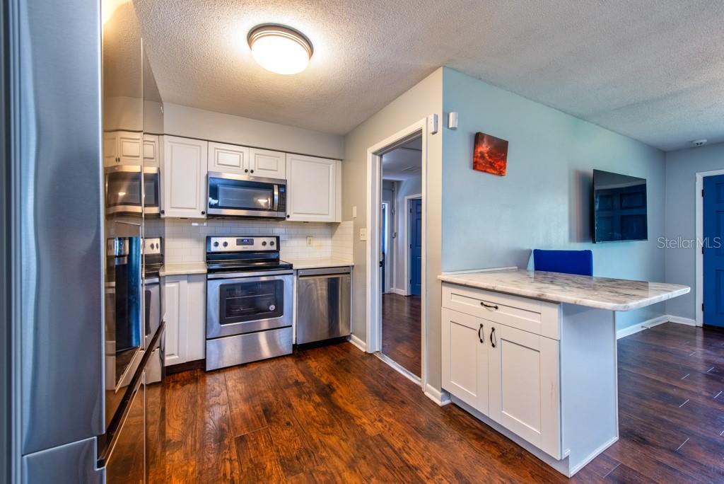 Listing photo id 11 for 11398 88th Avenue