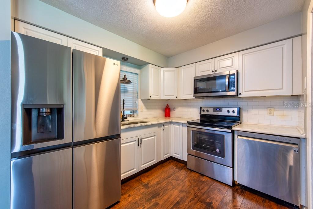 Listing photo id 12 for 11398 88th Avenue
