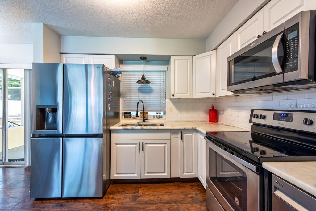 Listing photo id 13 for 11398 88th Avenue