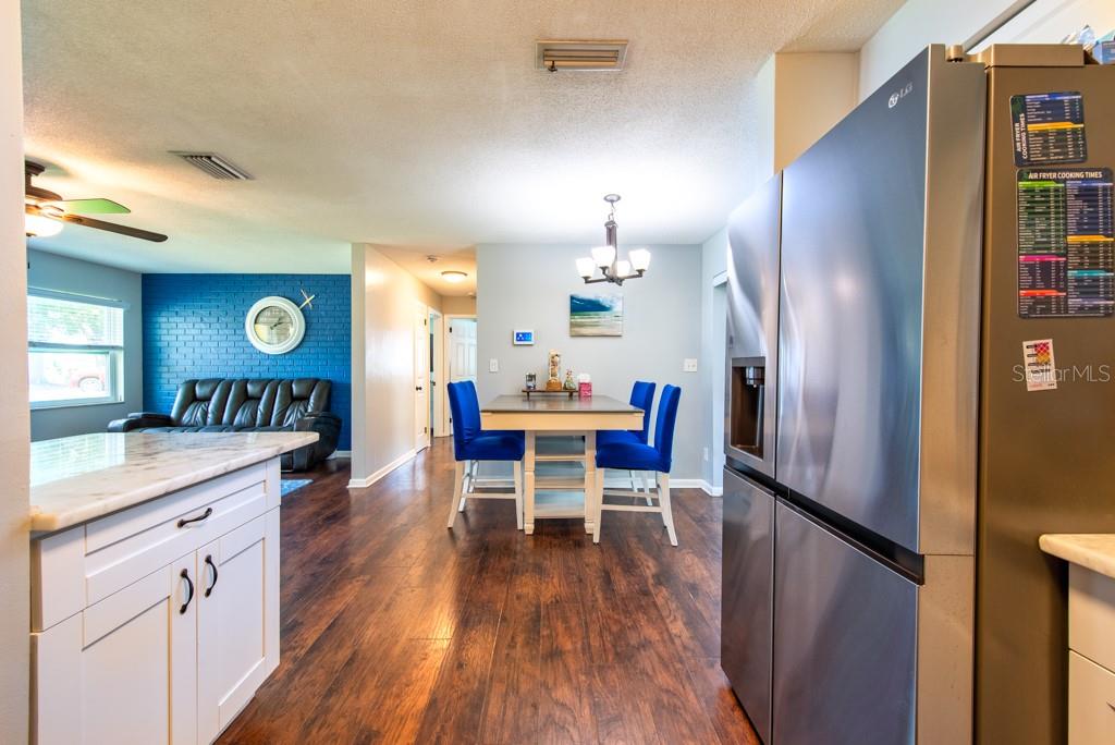 Listing photo id 14 for 11398 88th Avenue