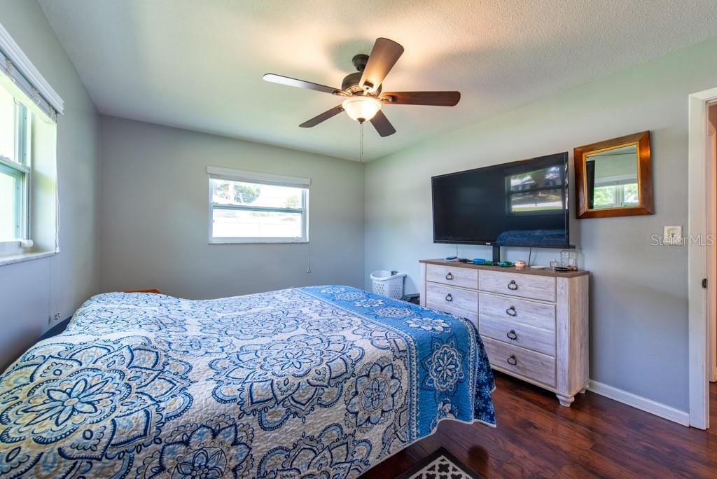 Listing photo id 17 for 11398 88th Avenue