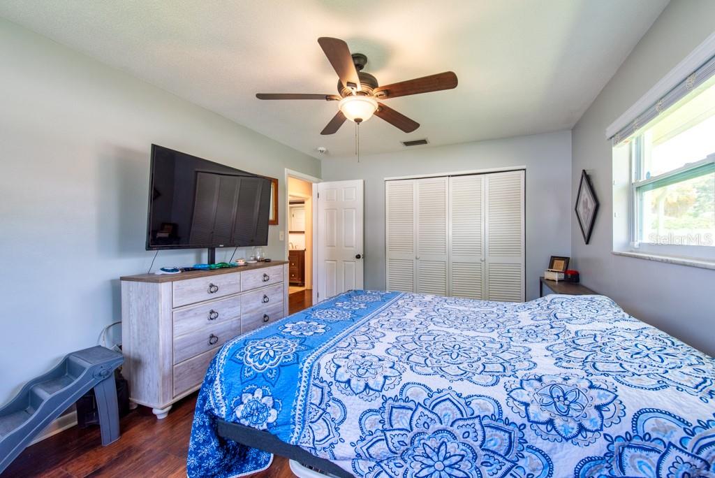 Listing photo id 18 for 11398 88th Avenue