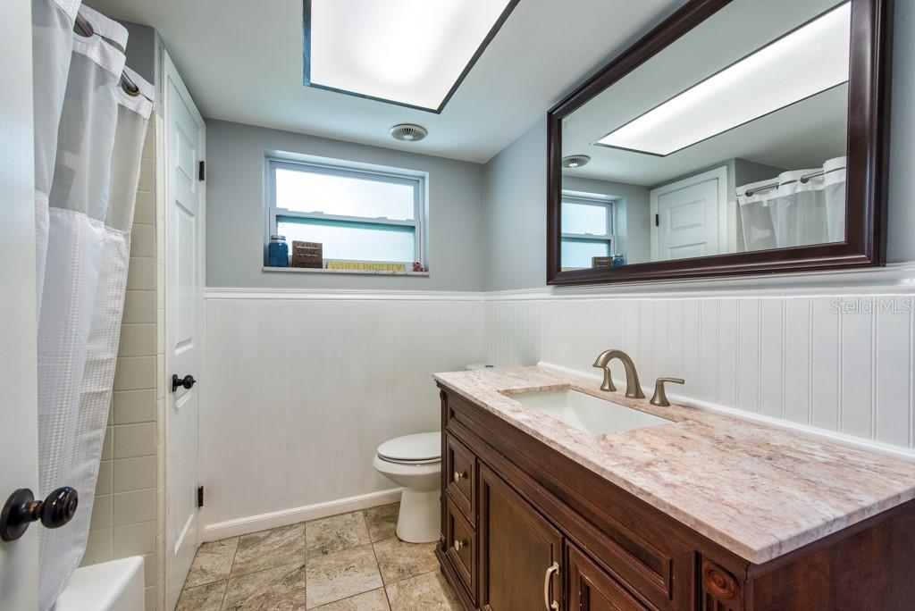 Listing photo id 19 for 11398 88th Avenue