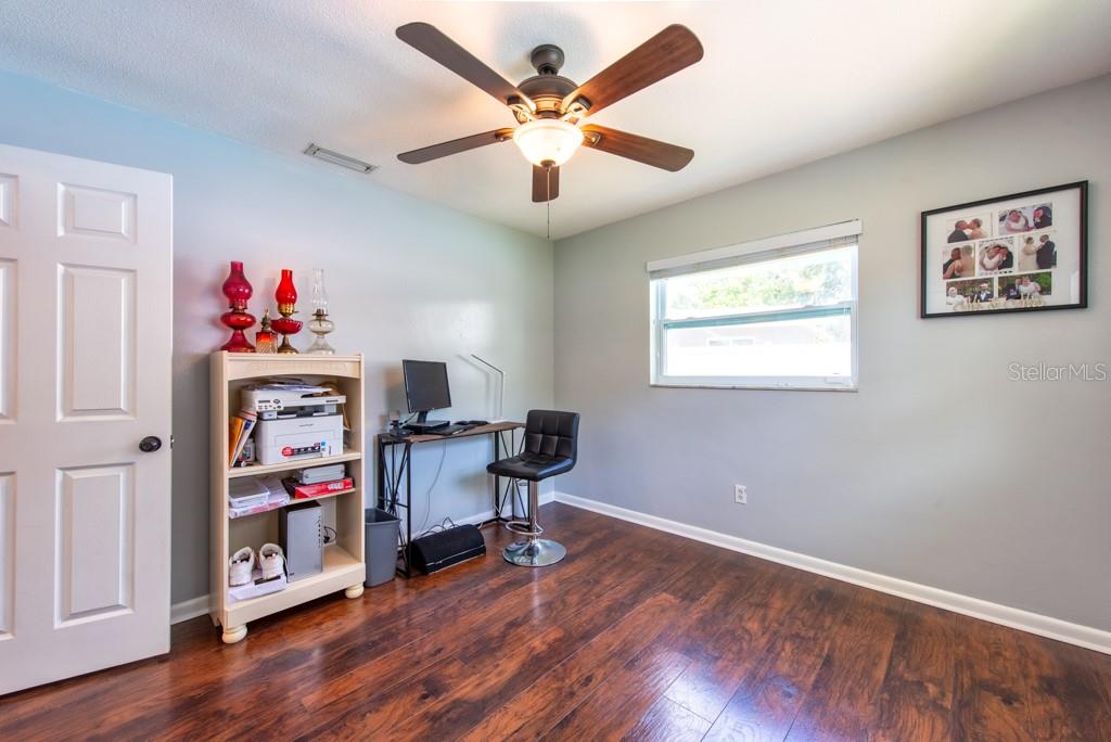 Listing photo id 21 for 11398 88th Avenue