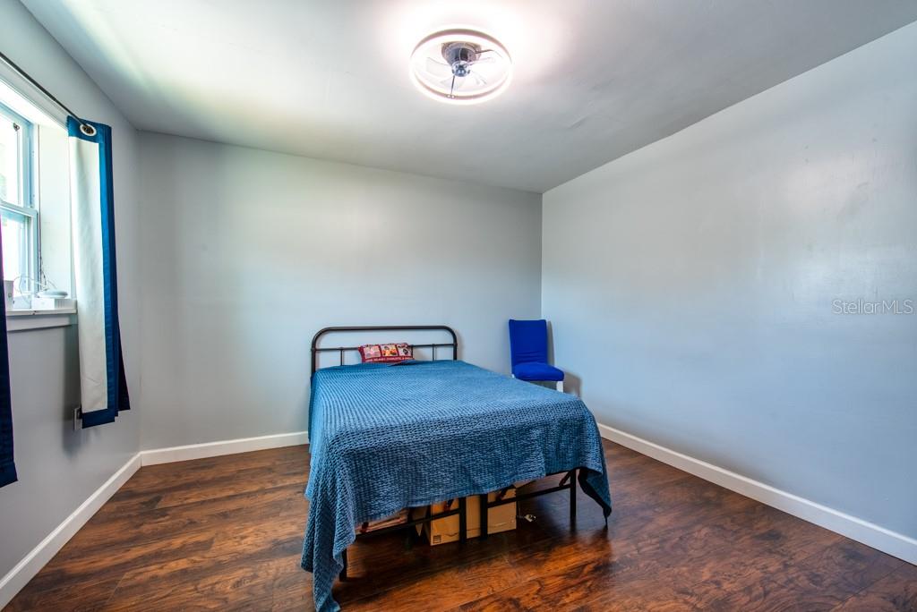 Listing photo id 23 for 11398 88th Avenue