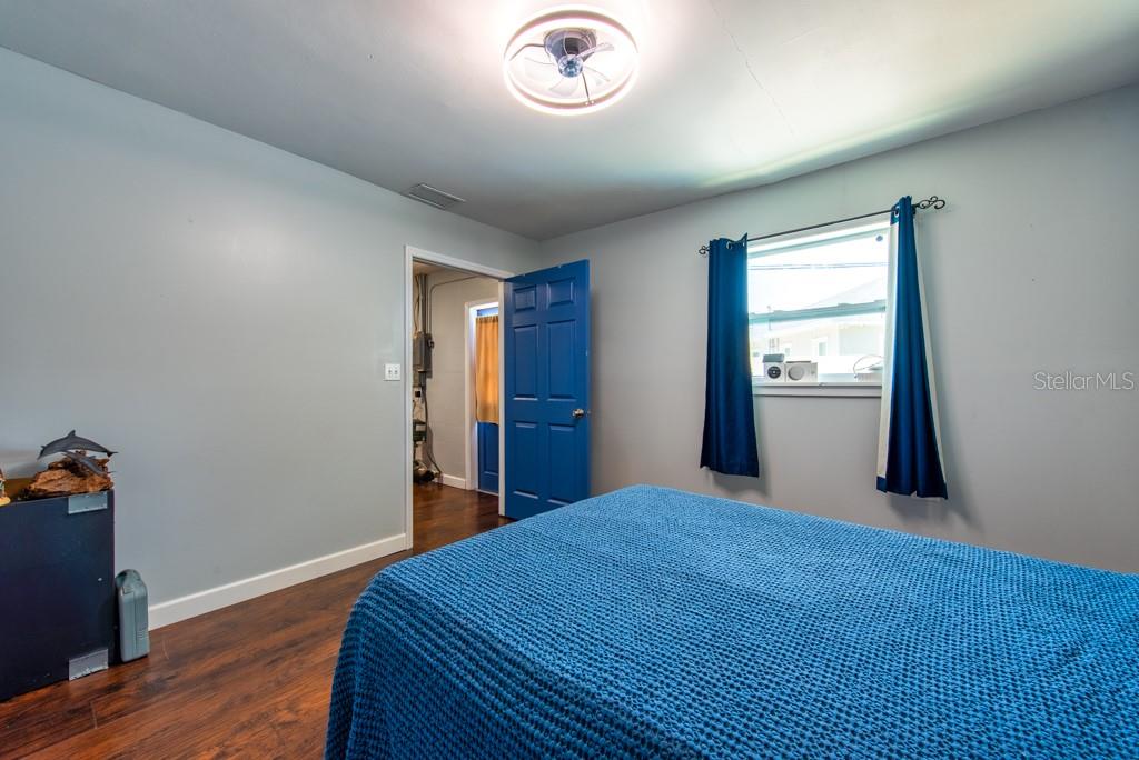 Listing photo id 25 for 11398 88th Avenue