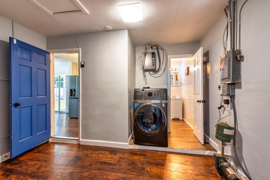 Listing photo id 27 for 11398 88th Avenue
