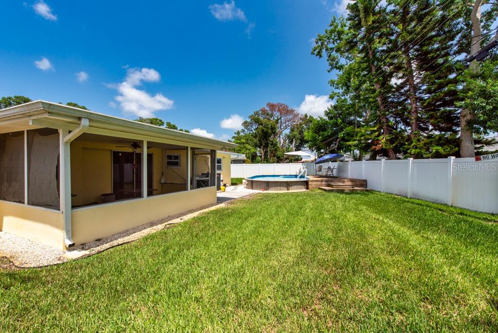 Listing photo id 31 for 11398 88th Avenue