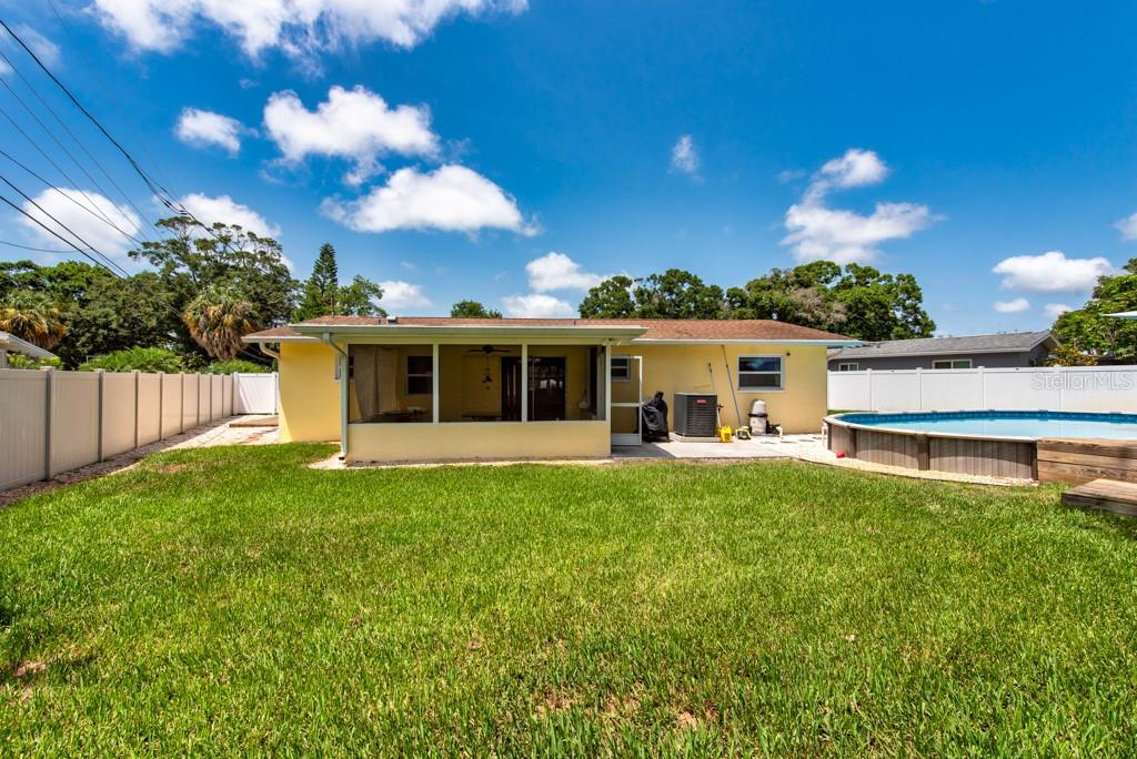 Listing photo id 33 for 11398 88th Avenue