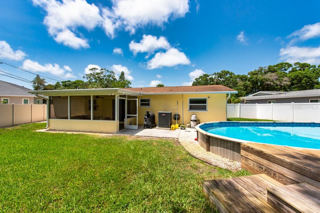 Listing photo id 34 for 11398 88th Avenue