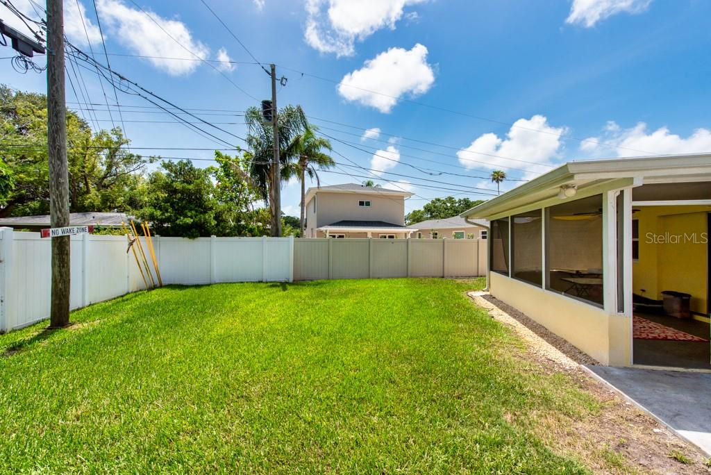 Listing photo id 35 for 11398 88th Avenue