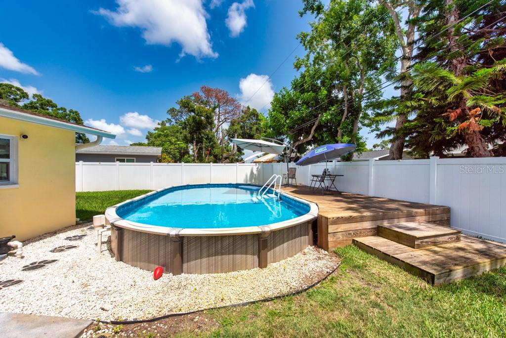 Listing photo id 37 for 11398 88th Avenue