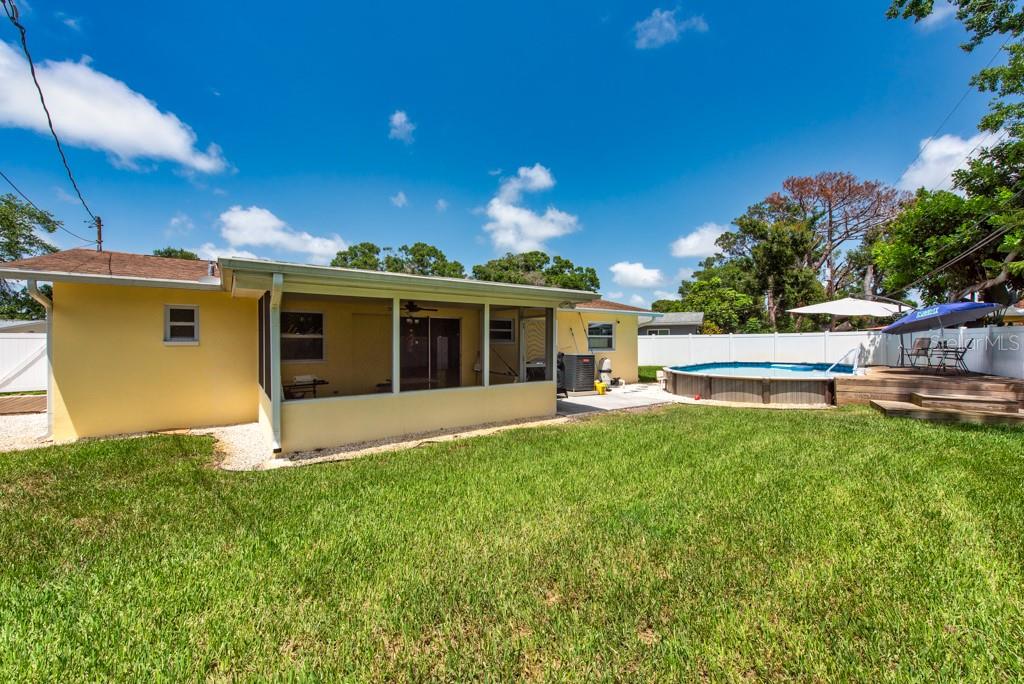 Listing photo id 2 for 11398 88th Avenue