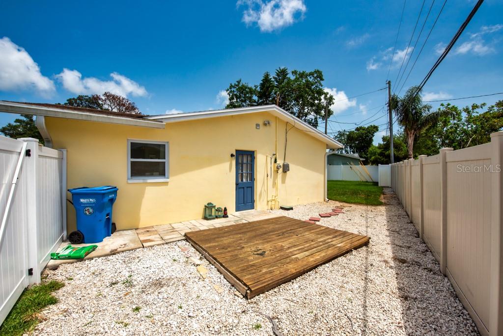 Listing photo id 41 for 11398 88th Avenue
